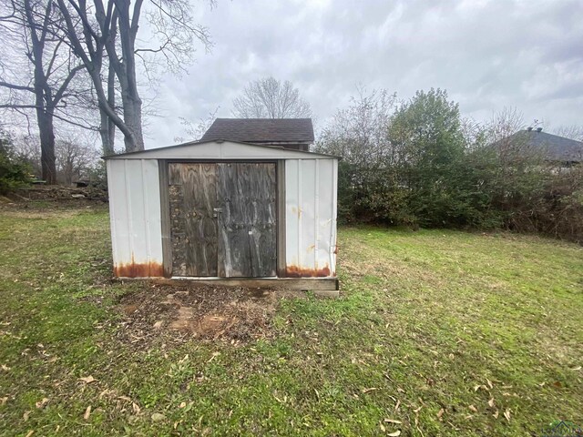 view of outbuilding with a yard