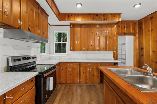 kitchen with decorative backsplash, extractor fan, dark wood-type flooring, sink, and electric stove