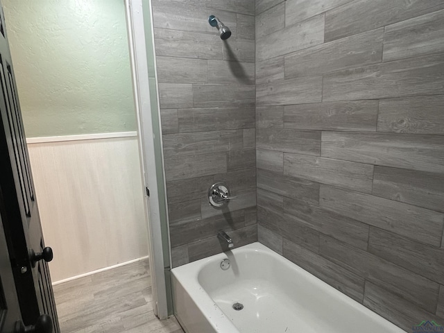 bathroom featuring tiled shower / bath