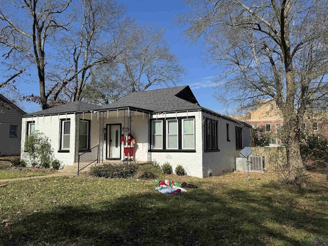 bungalow-style house featuring a front lawn