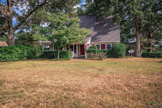 view of front facade with a front lawn