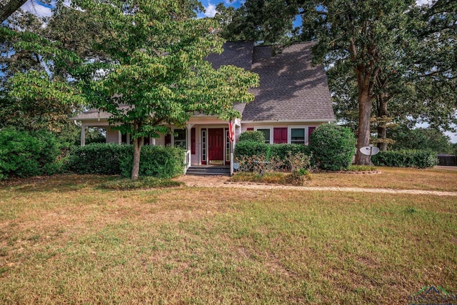 view of front of property featuring a front lawn