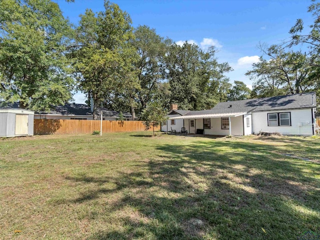 view of yard featuring a shed