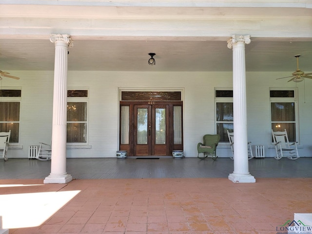 view of exterior entry featuring covered porch and ceiling fan