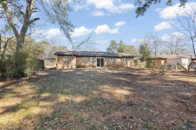 view of front of house featuring fence