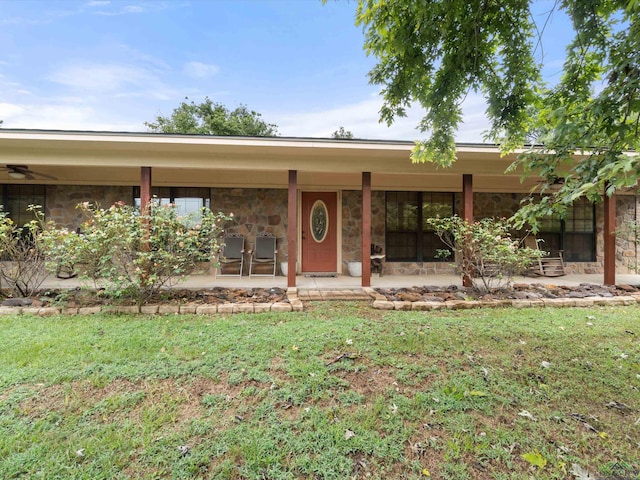 ranch-style home featuring a front lawn