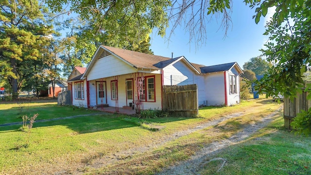 view of front facade featuring a front lawn and a porch