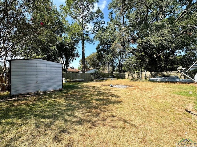 view of yard featuring a storage unit