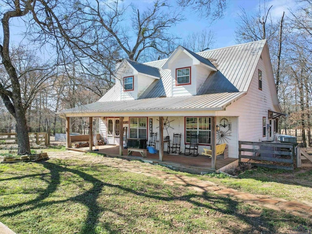 view of front of house with covered porch and a front lawn