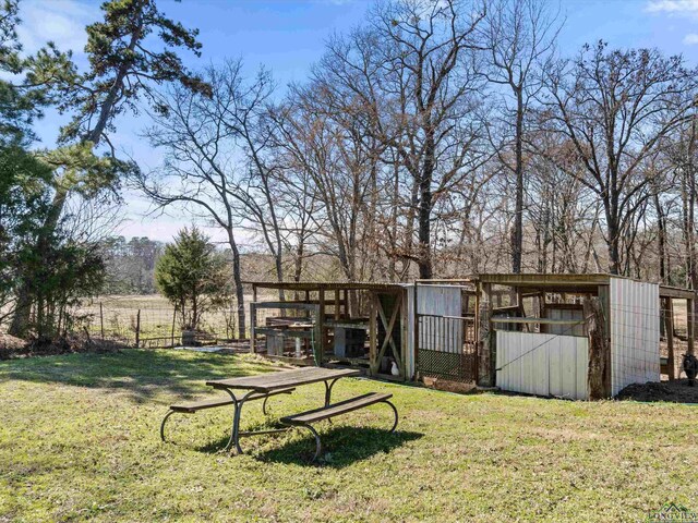 view of yard featuring an outbuilding