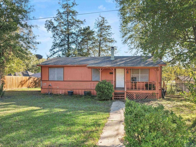 view of front of home featuring a front lawn