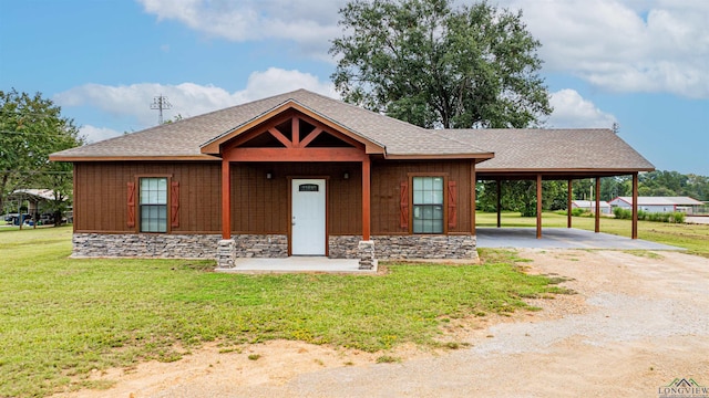 view of front of house featuring a carport and a front lawn