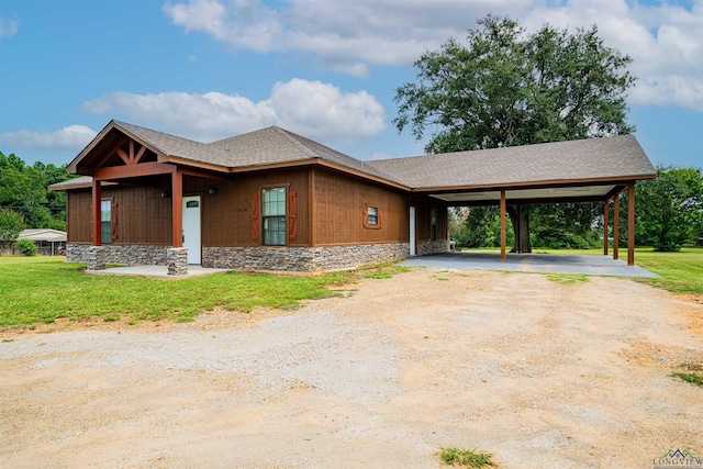 view of front facade featuring a front yard and a carport