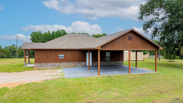 view of front of home with a front lawn