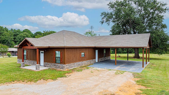 view of front of home with a carport and a front lawn