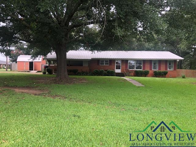 ranch-style home featuring a front lawn