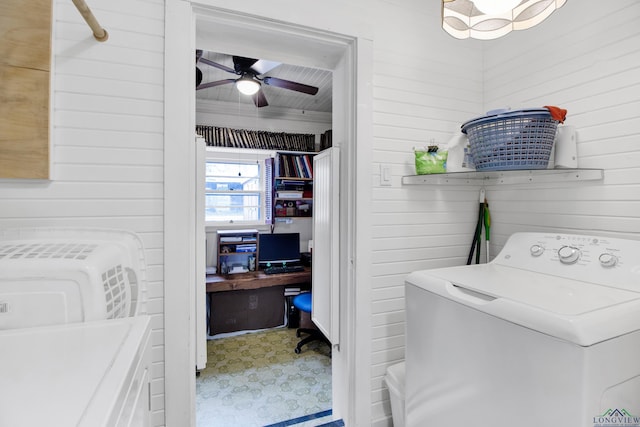 clothes washing area featuring washer and dryer and ceiling fan