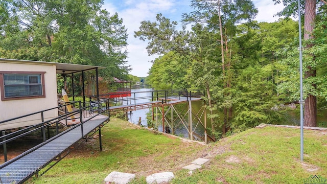 view of yard featuring a water view