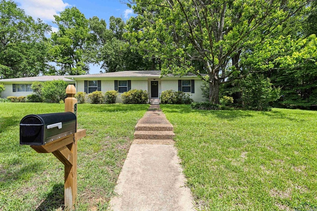 813 Kenwood Ln, Longview, TX 75604 - ranch-style home with a front yard