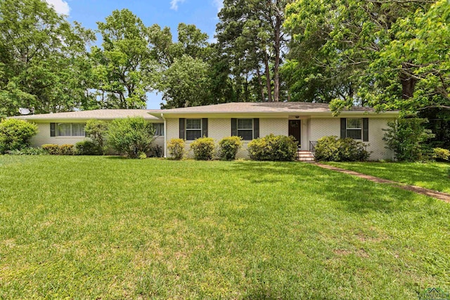 813 Kenwood Ln, Longview, TX 75604 - ranch-style home featuring a front yard and brick siding