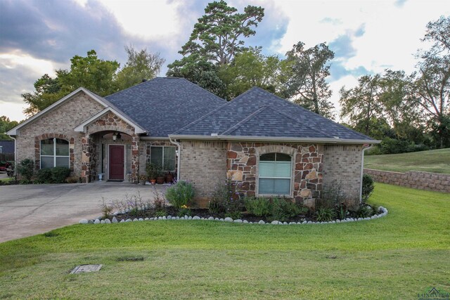 single story home with a front lawn