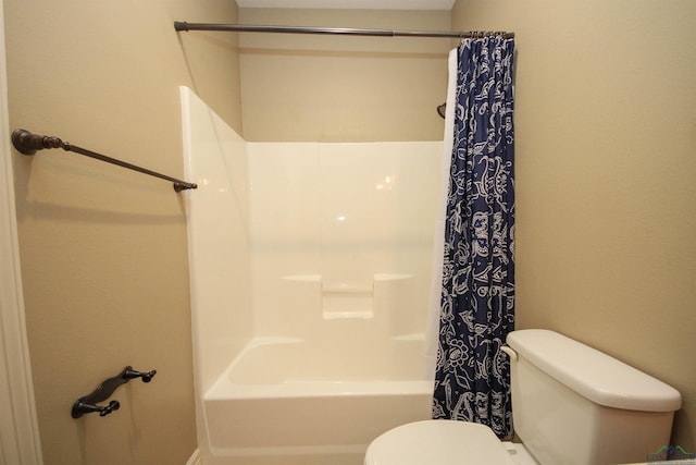 bathroom with toilet and shower / tub combo with curtain