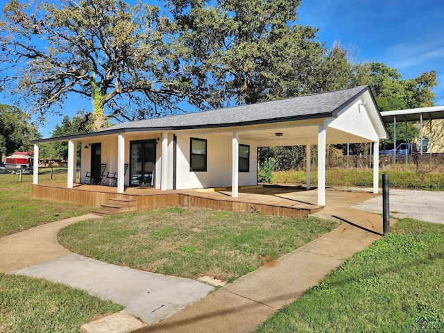 view of front facade featuring covered porch and a front lawn