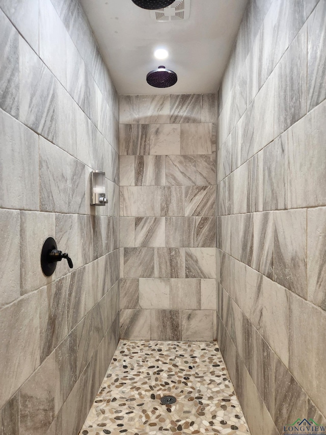 bathroom featuring tiled shower