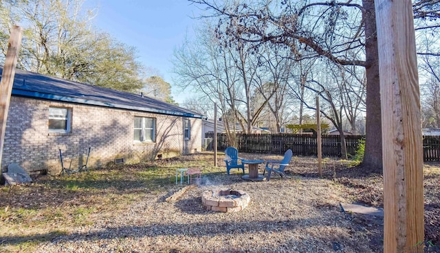 view of yard featuring an outdoor fire pit