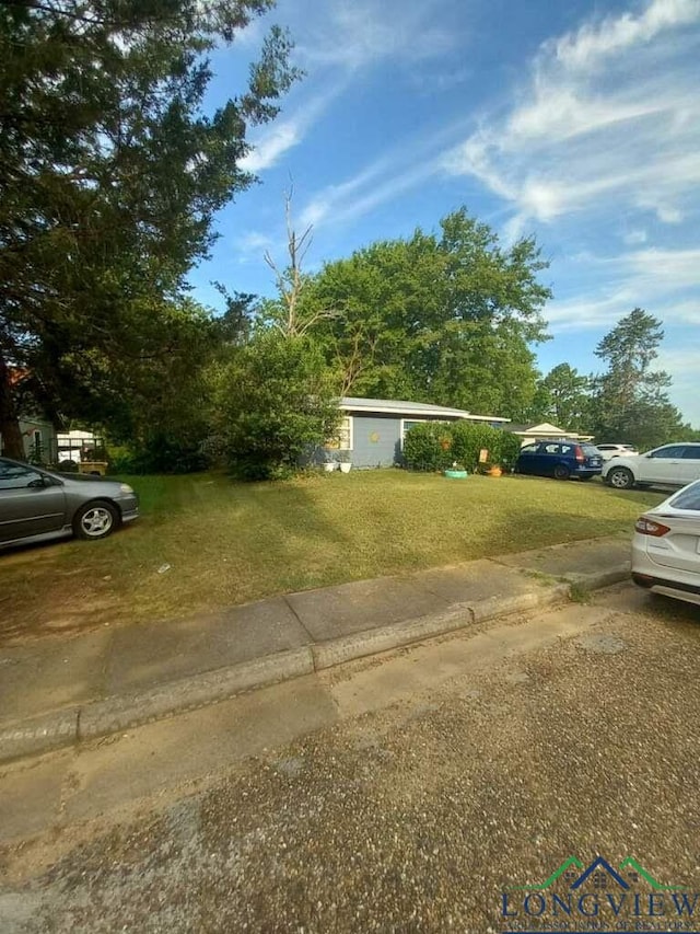 view of front of property featuring a front yard