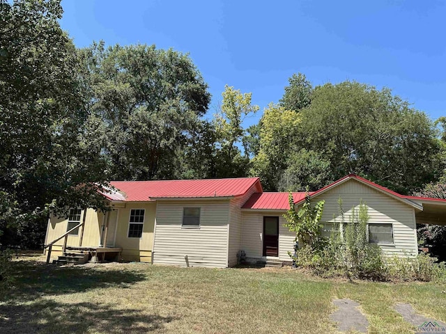 view of front of property featuring a front yard