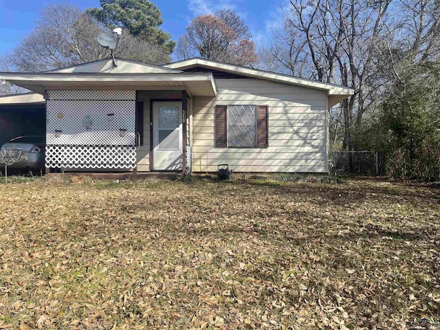 view of front of house featuring a front yard