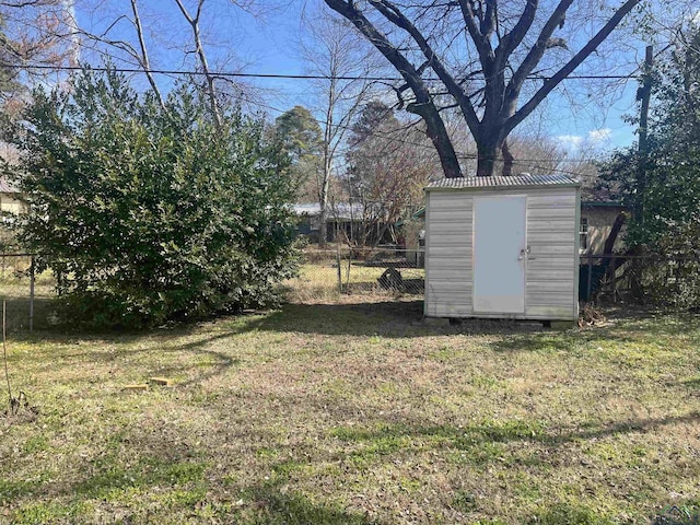 view of yard with a storage shed