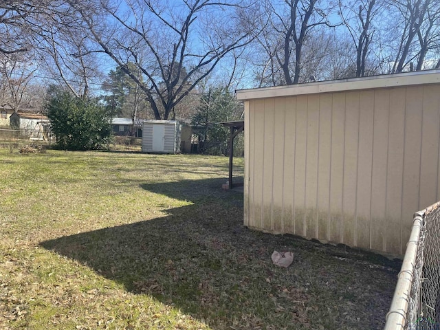 view of yard featuring a storage unit