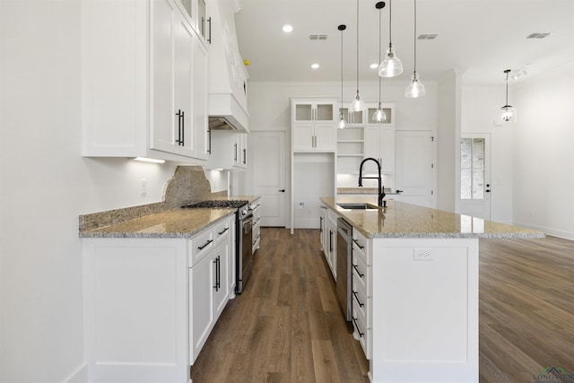 111 Mia Ln, Longview, TX 75604 - kitchen featuring stainless steel appliances, a sink, crown molding, a center island with sink, and dark wood-style floors