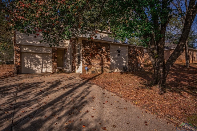 view of front facade featuring a garage