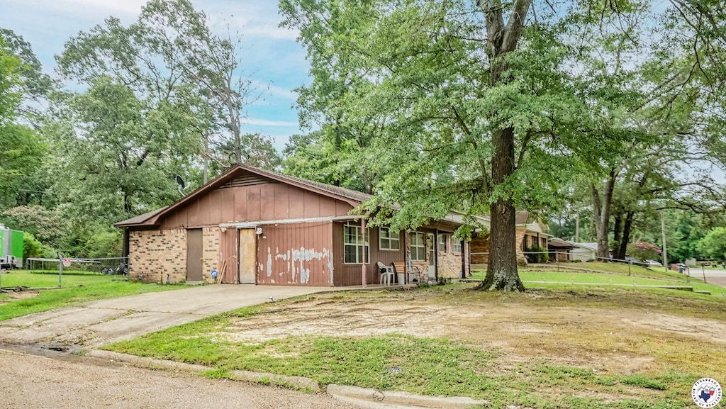 3324 Cherry St, Texarkana, AR 71854 - view of front of property featuring driveway