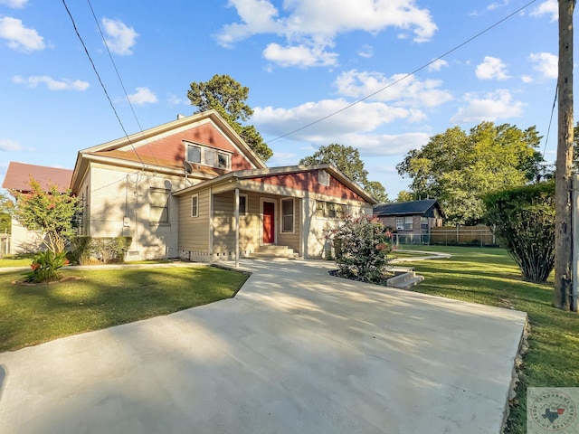 view of front of house featuring a front lawn