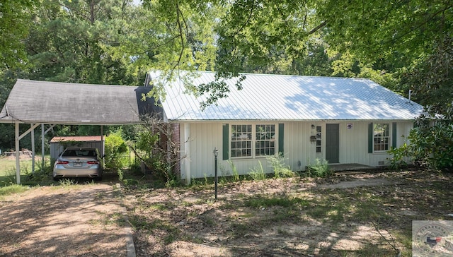 view of front of property featuring a carport