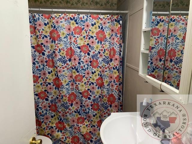 3812 Elizabeth St, Texarkana, TX 75501 - bathroom with a shower with curtain and a sink