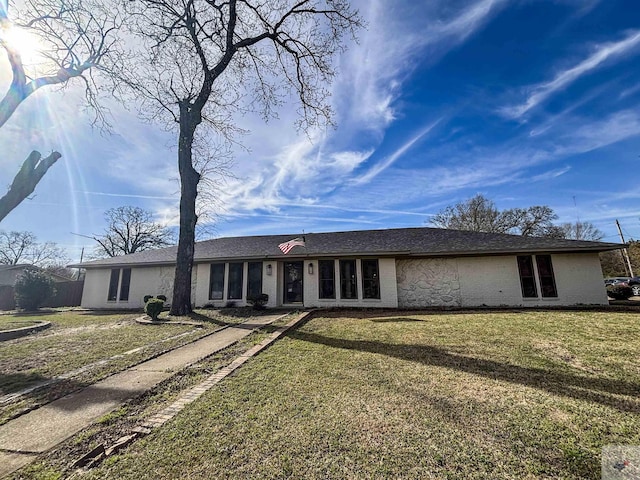 111 Oak St, New Boston, TX 75570 - single story home with a front yard