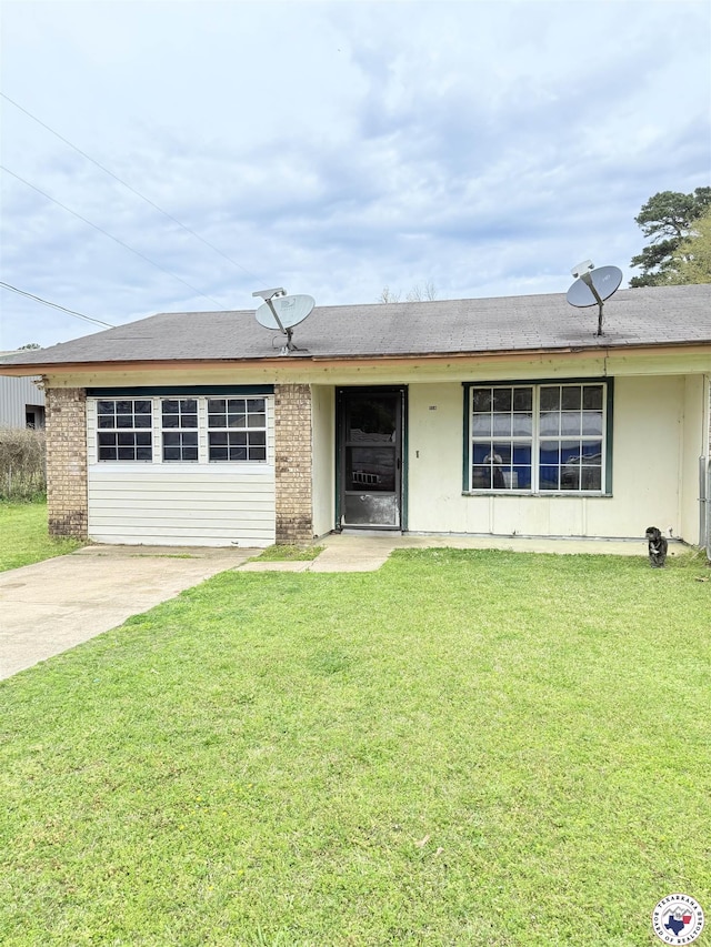 single story home featuring brick siding and a front lawn