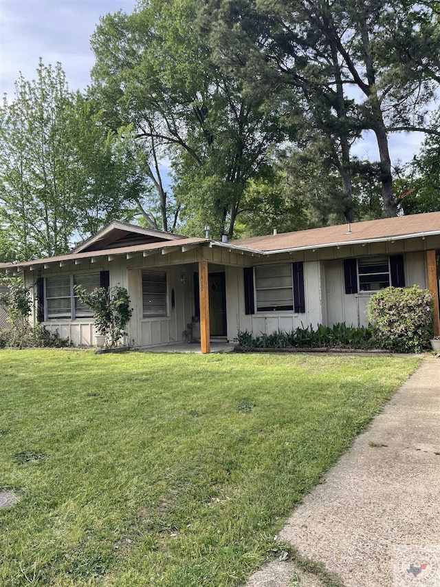 ranch-style home with a front yard