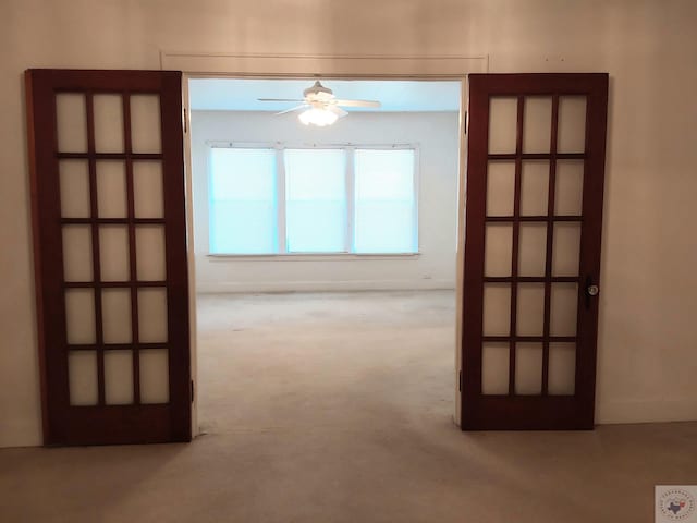 carpeted empty room featuring ceiling fan