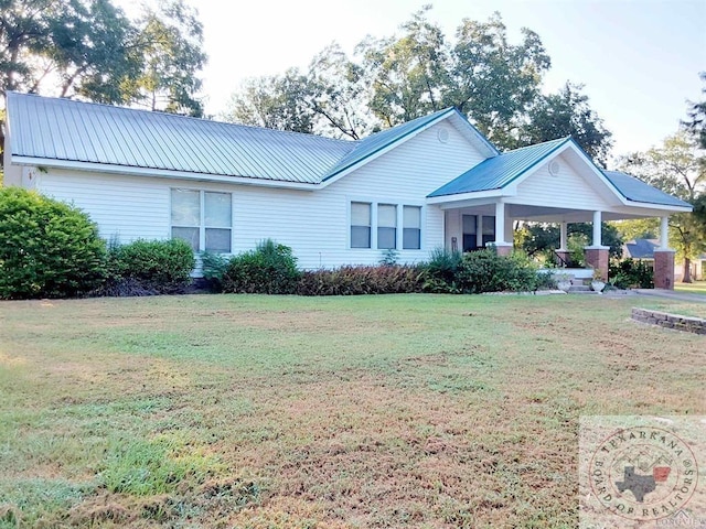 view of front facade featuring covered porch and a front lawn