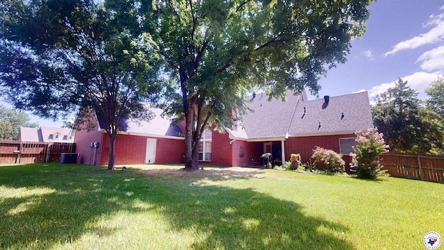 7109 Forest Oak Dr, Texarkana, AR 71854 - view of yard featuring an attached garage