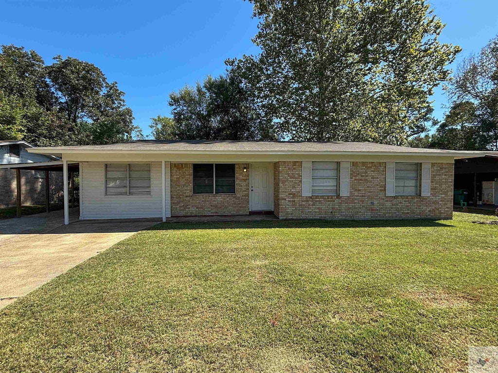 512 S Lawn St, New Boston, TX 75570 - ranch-style house with an attached carport, brick siding, driveway, and a front lawn