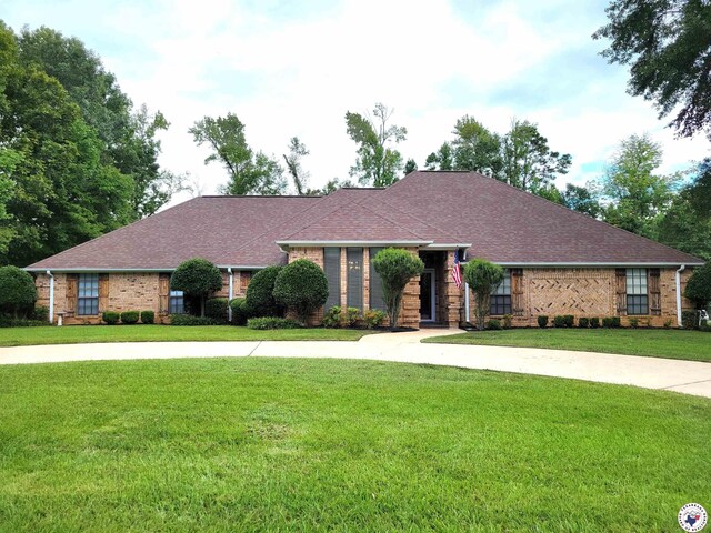 30 Hickory Oak Ln, Texarkana, TX 75501 - ranch-style house featuring brick siding, roof with shingles, and a front yard