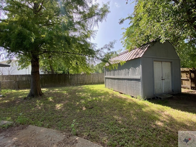 view of yard featuring a storage shed