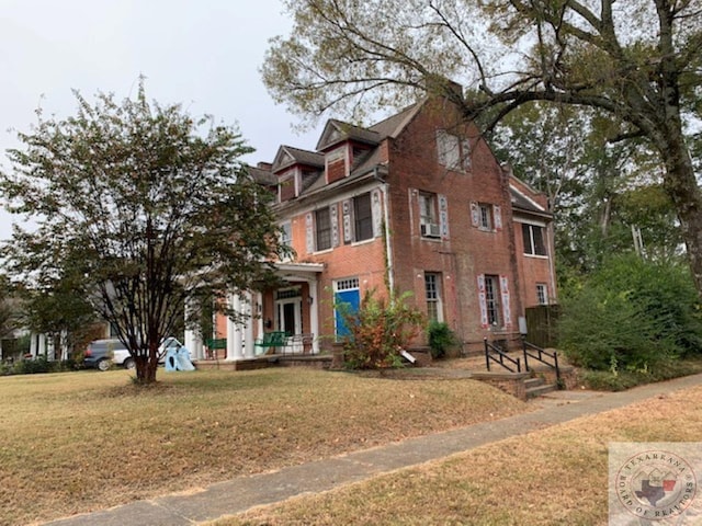 view of front of property with a front yard